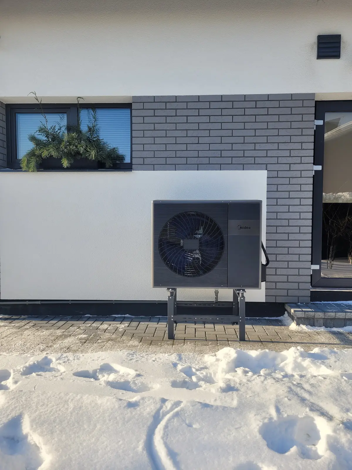 Midea oras vanduo šilumos siurblys sumontuotas prie namo Šiauliuose